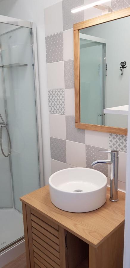 La maison Virginie logements de 1 à 5 pers centre, climatisation, parking, linge, wifi, proximité lac canal piscine Montargis Esterno foto