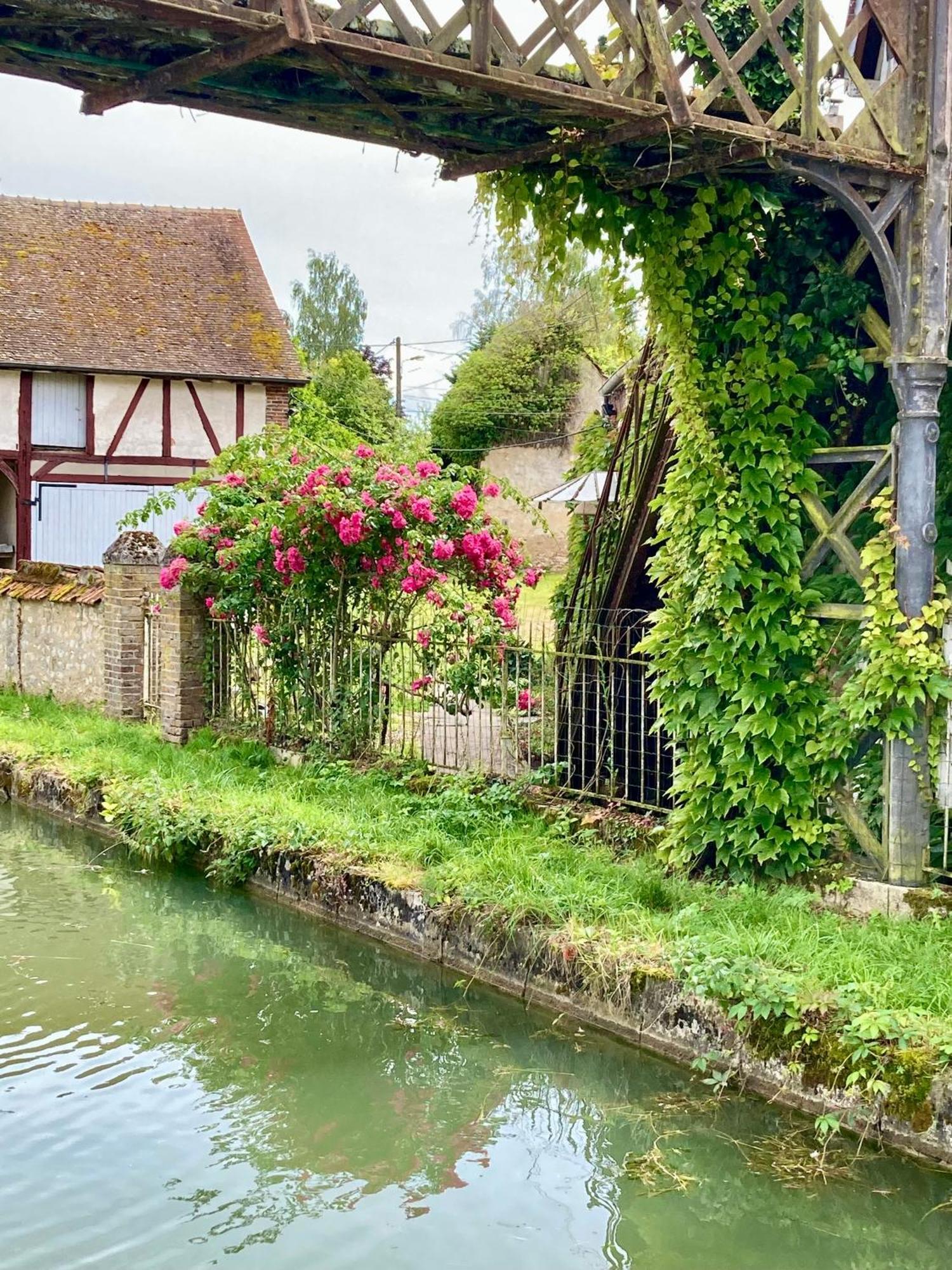 La maison Virginie logements de 1 à 5 pers centre, climatisation, parking, linge, wifi, proximité lac canal piscine Montargis Esterno foto